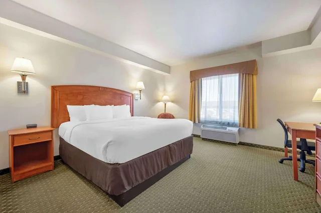 جناح مع أريكة، Comfort Inn & Suites Rawlins WY 2/9