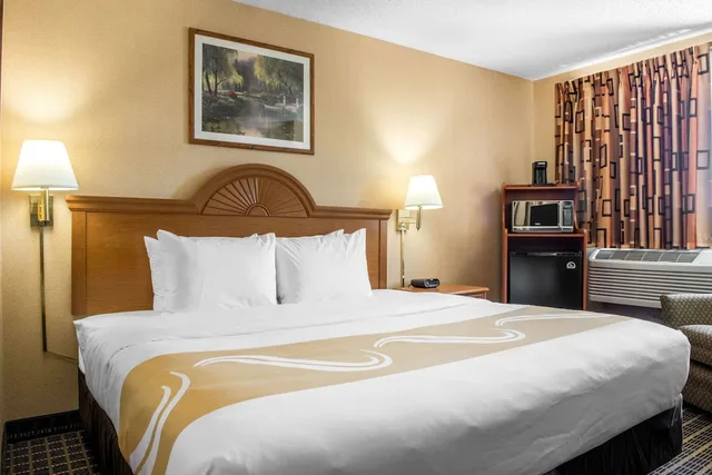 غرفة قياسية بسرير كينج، Quality Inn Meadville, PA 1/5