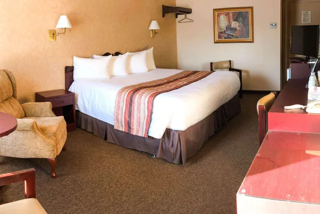 غرفة بسرير كوين لذوي الإعاقة، Rodeway Inn Gaspe 1/3