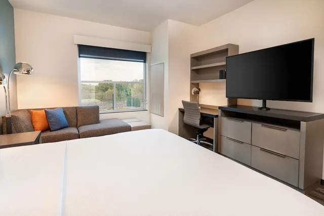غرفة بسرير كينج مع أريكة لذوي الإعاقة، Hyatt House Nashville Airport 2/4