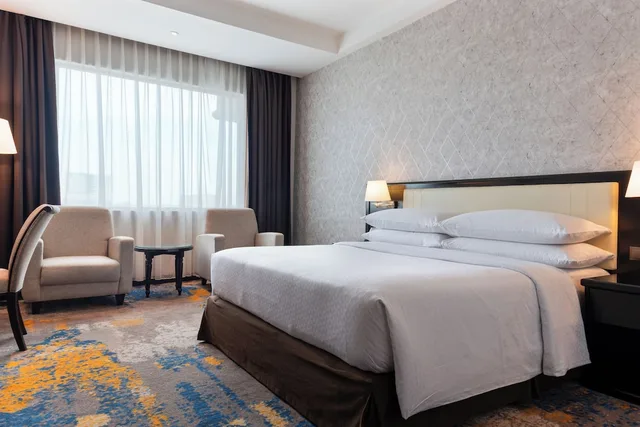 غرفة بسرير كينج للمدخنين، FOUR POINTS BY SHERATON MEDAN 5/10