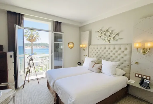 غرفة ديلوكس بإطلالة جزئية على البحر، GRAND HOTEL DES SABLETTES PLAGE, CURIO COLLECTION BY HILTON 4/10