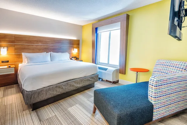 1 Bedroom, Suite, King Bed, Sofa, Holiday Inn Express Charleston US Hwy 17 & I-526 5/7