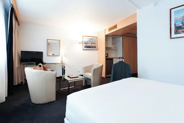 First, Economy, Queen Bed، Westotel Nantes Atlantique 4/10