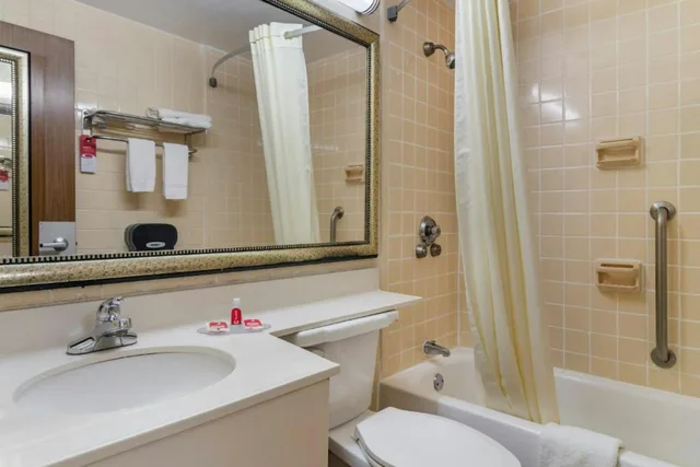 غرفة بسرير كينج لذوي الإعاقة لغير المدخنين، Perry Inn & Suites National Fairground I 75 5/5