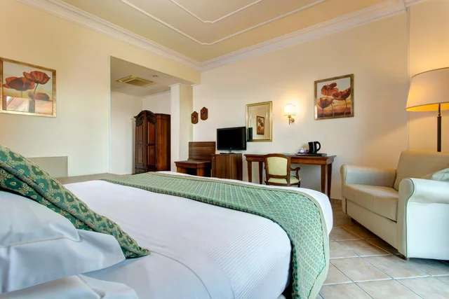 غرفة ثلاثية بسرير كوين مع أريكة، Hotel Athena Siena 10/10