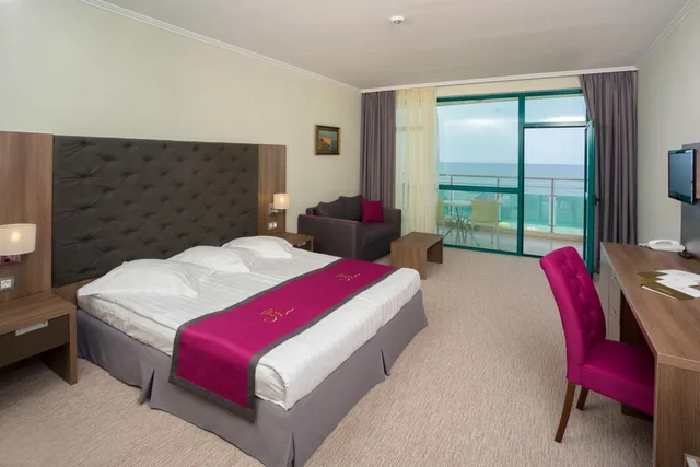 غرفة بسرير مزدوج أو سريرين منفصلين بإطلالة على البحر بشرفة، Marina Grand Beach 4/7