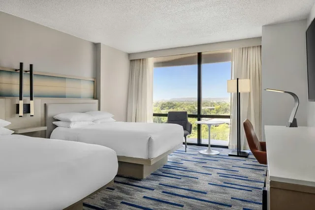 غرفة بسريرين مزدوجين مع دخول صالة النادي، Saddle Brook Marriott 3/6