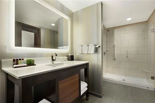 جناح لذوي الإعاقة، Embassy Suites Knoxville West 2/2