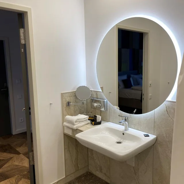 غرفة بسرير مزدوج لذوي الإعاقة، Hotel Aquino Berlin 3/4