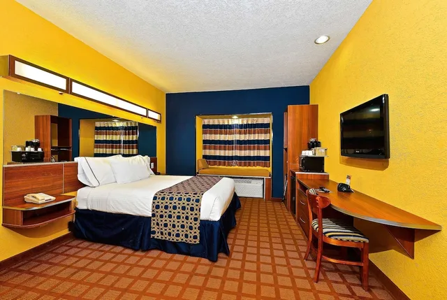 Room, Queen Bed, Accessible, Microtel Inn & Suites by Wyndham New Braunfels 2/10