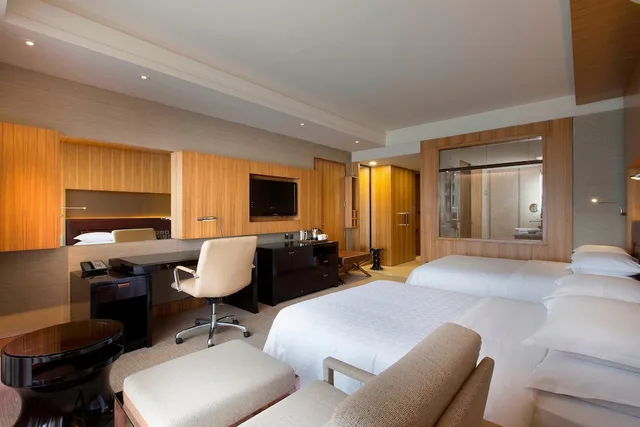 غرفة بسريرين كوين بإطلالة على المسبح، Sheraton Grand Bangalore Hotel At Brigade Gateway 1/4
