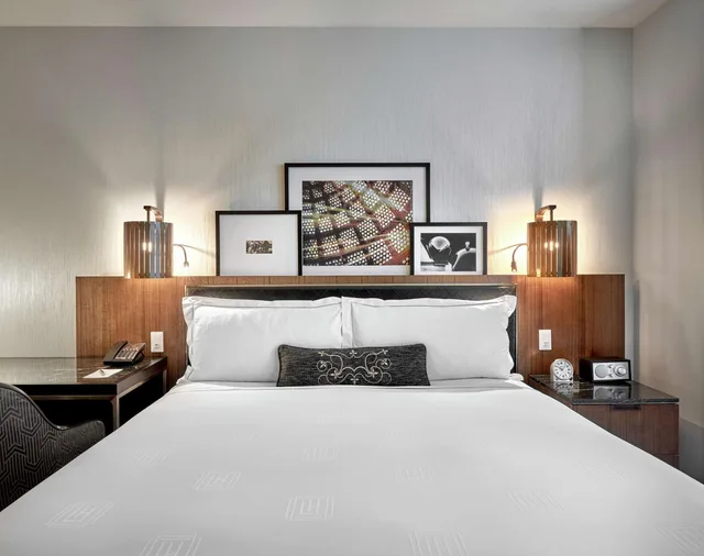 جناح بسرير كينج بغرفة نوم واحدة مع أريكة لذوي الإعاقة، Londonhouse Chicago Curio Collection By Hilton 1/2