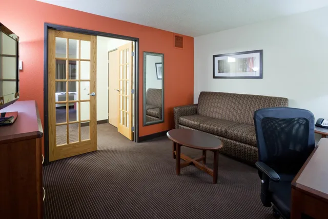 جناح بسرير كينج وسرير كوين بغرفة نوم واحدة مع أريكة، AmericInn by Wyndham Grand Forks 1/3