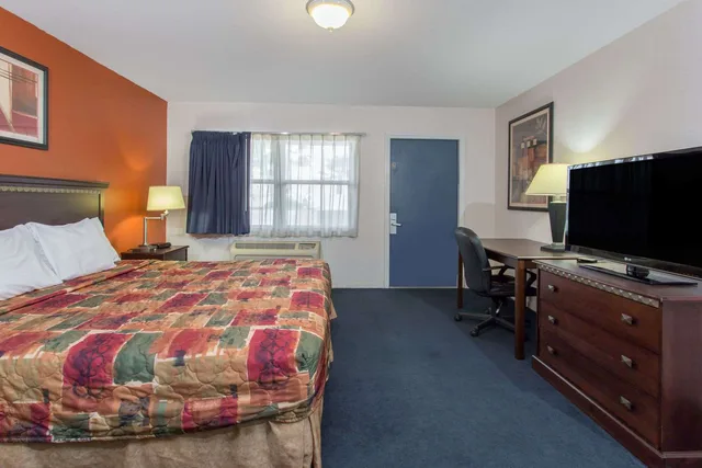 Suite, King Bed, Knights Inn Arcadia 1/3