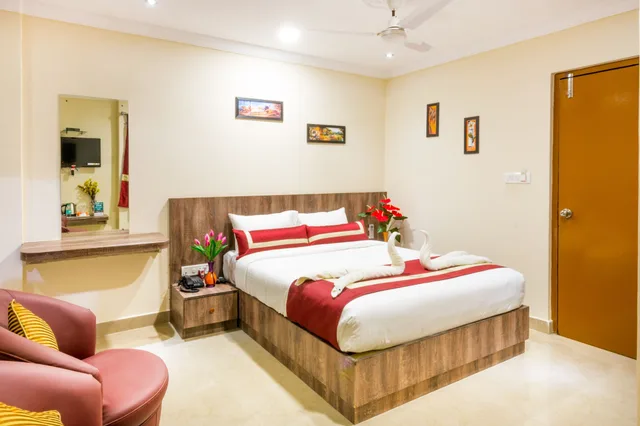 Super, Deluxe, Queen Bed, Octave Hotel and Spa Jp Nagar 3/6