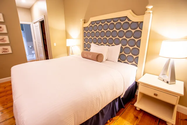 جناح ديلوكس بسرير كينج مع أريكة، Capital Resorts 84 Main 3/6
