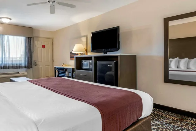 Room, King Bed, Jetted Tub, Bathtub, Best Western Orchard Inn 1/4