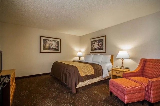 غرفة بسرير كينج لذوي الإعاقة، Comfort Inn Fond Du Lac 2/2
