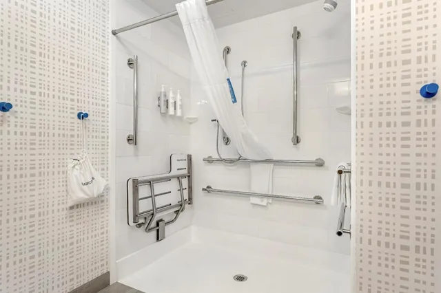 جناح بسرير كينج مع أريكة لذوي الإعاقة، Hampton Inn and Suites Pittsburgh Meadow Lands 6/8