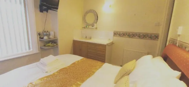3 Rooms, Family, 1 Double and 1 Single Bed، OYO Lily Hotel Blackpool 3/5