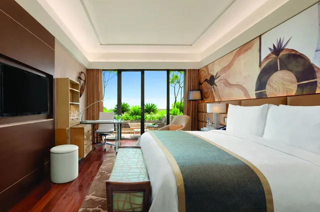 Club, Superior, King Bed, The Leela Ambience Convention Hotel Delhi 4/7