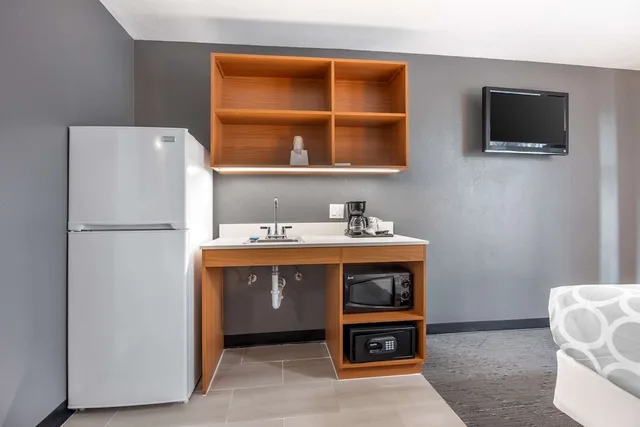 Room, Queen Bed, Accessible, Suburban Studios Branson On The Strip 9/9