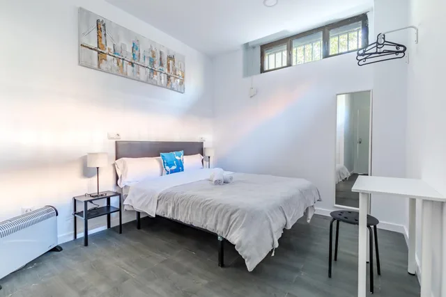 Semi Basement, Double Bed, Private Bathroom، A and Z Ulises 1/1