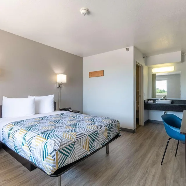 جناح ديلوكس بسرير كوين، Motel6 Rolling Meadows, IL - Chicago Northwest 1/10
