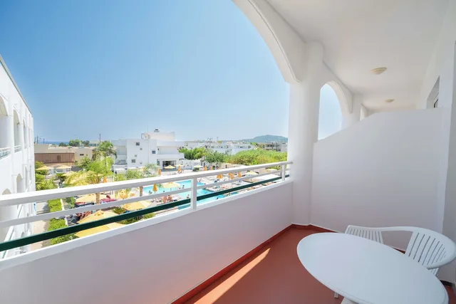 غرفة بسريرين منفصلين وسرير كينج بإطلالة على المسبح، Orion Hotel 8/10
