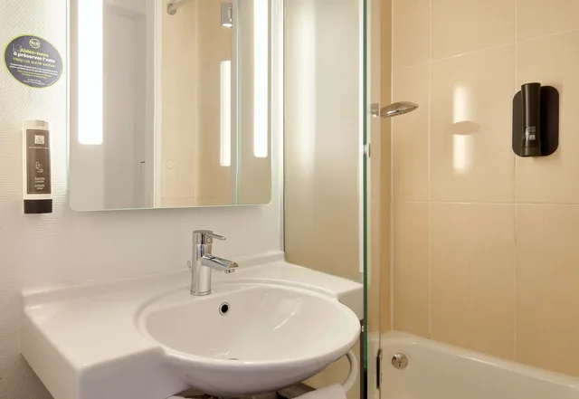 Standard, Single, Double Bed, B&B Hotel PARIS Roissy CDG Aeroport 1/1
