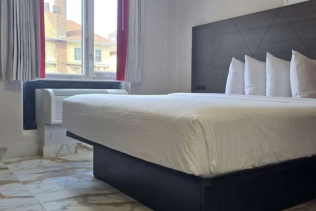 Room, King Bed, Ramada by Wyndham Brooklyn Empire Blvd 5/9