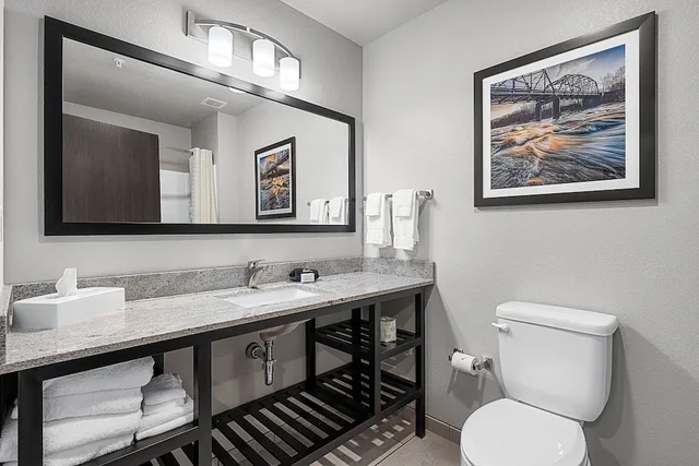 استوديو بسرير كينج مع أريكة، Riverstone Suites - Chippewa Falls 5/5