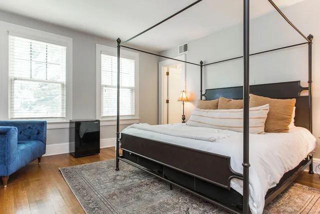 شقة بسرير كينج، Southmoreland on the Plaza Bed &amp; Breakfast 7/10
