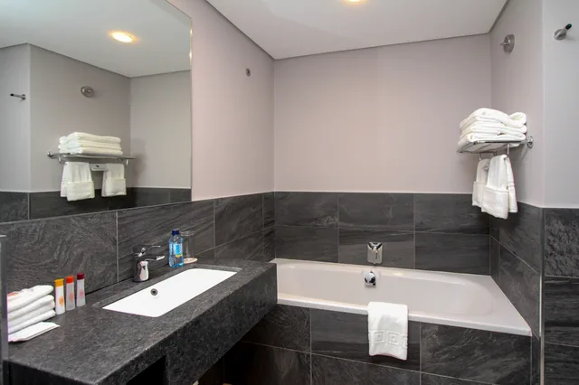 جناح بانورامي بسرير كينج بغرفة نوم واحدة بإطلالة، Holiday Inn Nairobi Two Rivers Mall an IHG Hotel 4/7