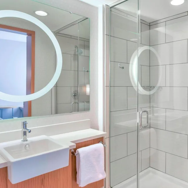 جناح بسرير كينج مع سرير سحّاب إضافي مع أريكة بحوض استحمام لذوي الإعاقة، Springhill Suites Wilmington Mayfaire 5/8