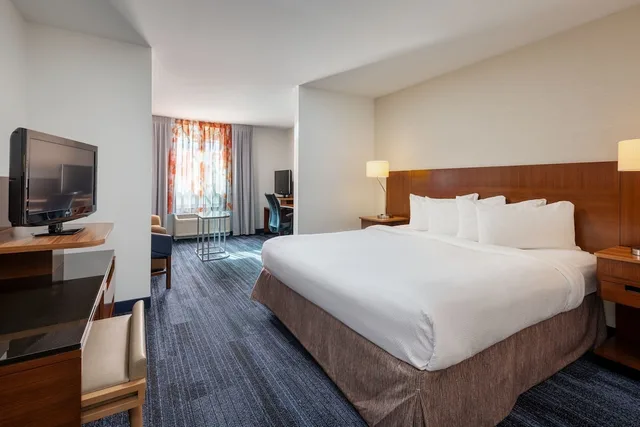 جناح بسرير كينج مع أريكة لذوي الإعاقة، Fairfield Inn Suites Smithfield 1/4