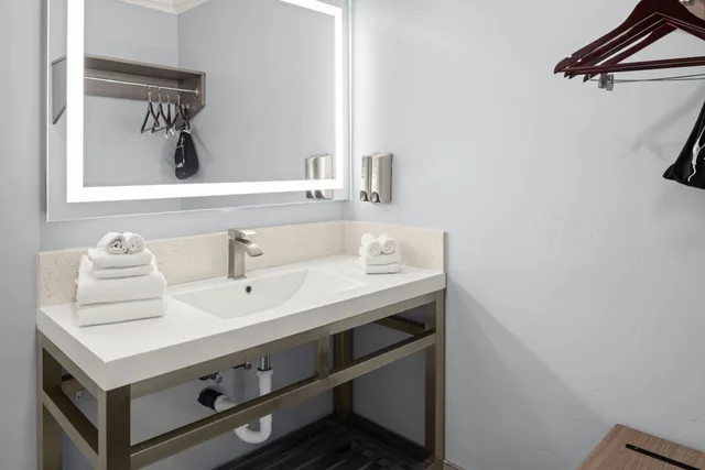كوخ بسرير كوين، Lone Oak Lodge 8/10
