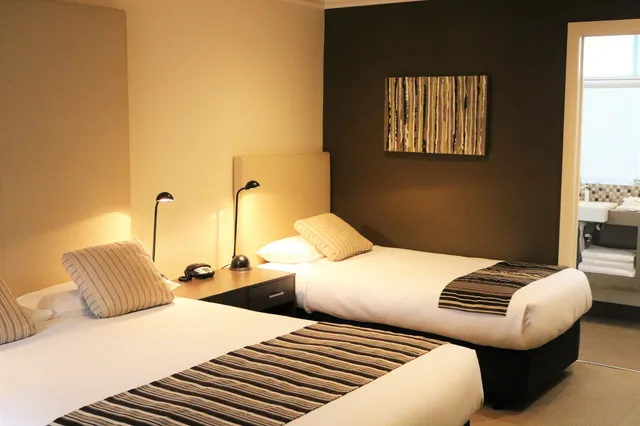 Deluxe, 1 Queen and 1 Single Bed, Sovereign Park Motor Inn 9/10
