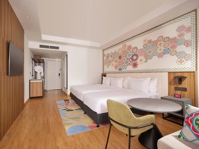 غرفة عائلية بسرير كينج وسرير كوين وسرير فردي بشرفة، M Social Resort Penang 3/8