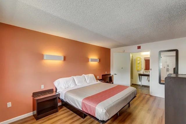 Deluxe, King Bed, Accessible, Motel6 Berea, KY 2/7