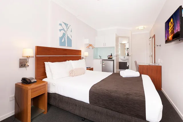 Compact، Chino Hotel 1/1