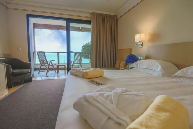 غرفة بانورامية بسرير مزدوج بإطلالة على البحيرة بشرفة، Hotel Acquaviva Del Garda 1/1