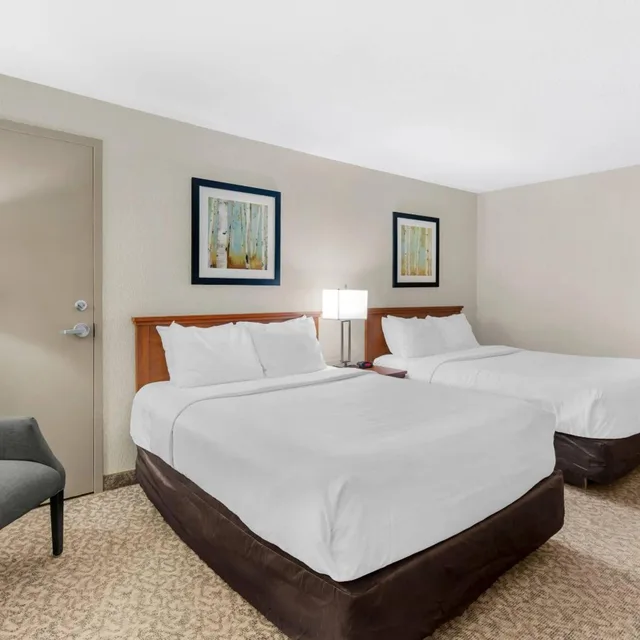 غرفة بسرير كينج وسريرين كوين بإطلالة على المسبح، Clarion Hotel & Suites Brandon 1/5