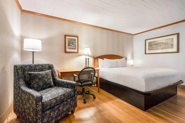 Room, King Bed, No Window، Ramada by Wyndham State College Hotel & Conference Center 9/10