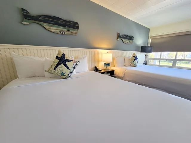 غرفة بسريرين كوين بمطبخ صغير، The Circle Hotel Fairfield 1/10