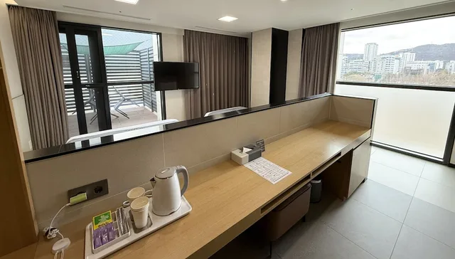 غرفة ديلوكس بسريرين منفصلين بشرفة، Hotel Skypark Daejeon I 6/6