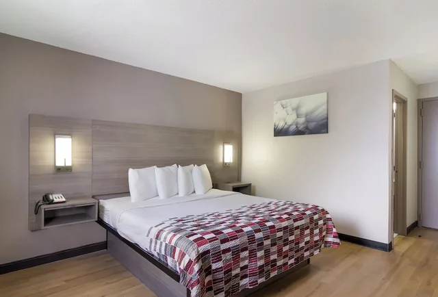 جناح بسرير كينج مع أريكة، Red Roof Inn Suites Brunswick I 95 4/8