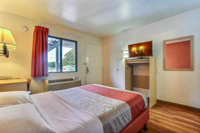 1 Full Bed - ADA/RI Shower، Motel6 Pinole, CA 6/10