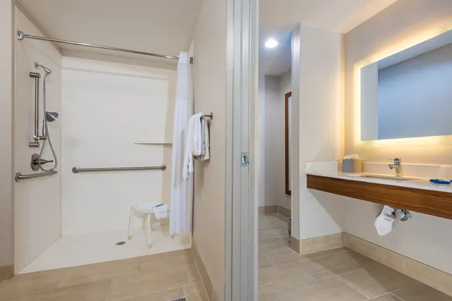 غرفة بسرير كوين لذوي الإعاقة، Holiday Inn Express Hotel Suites Peoria North Glendale 2/2